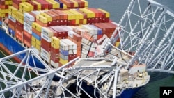 Foto dari udara yang menunjukkan kapal kargo Dali tejebak pada struktur jembatan Francis Scott Key di Baltimore, Maryland, pada 26 Maret 2024. (Foto: Maryland National Guard via AP)