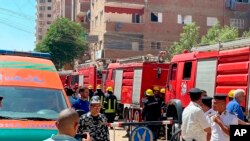 Le personnel d'urgence travaille sur le site d'un incendie à l'église Abu Sefein qui a tué plus de 40 personnes et blessé au moins 14 autres, dans le quartier densément peuplé d'Imbaba, au Caire, en Égypte, le dimanche 14 août 2022.