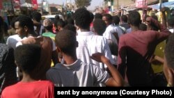 ተቃዋሚዎቹ፣ የታሰሩ እንዲፈቱ ለተገደሉት ሰዎች ቤተሰቦች ካሳ እንዲከፈል የሚል መፈክር እያሰሙ መሆናቸው ከቦታው የደረሱን ዘገባዎች ይገልጻሉ