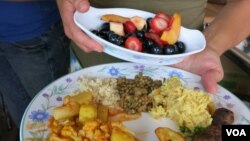 Hasil kebun yang segar diubah menjadi makanan sehat di Kebun Eco City. (VOA/Rosanne Skirble) 