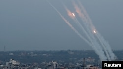 Roket-roket ditembakkan dari Gaza ke arah Israel, di Gaza, 5 Mei 2019. (Foto: Reuters)