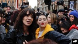 Rose McGowan (D) et Asia Argento lors d'une manifestation pour marquer la Journée internationale de la femme à Rome, le 8 mars 2018.