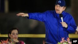 Presiden Nikaragua Daniel Ortega berpidato didampingi Ibu Negara sekaligus Wakil Presiden Rosario Murillo dalam sebuah upacara di Managua, Nikaragua, 21 Maret 2019.