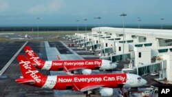 Pesawat-pesawat Airbus A320-200 milik AirAsia di terminal KLIA2 di Sepang, Malaysia. (Foto: Dok)