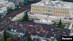 በአቴንስ ከተማ የባቡር አደጋ የደረሰበትን ሁለተኛ አመት ምክንያት በማድረግ የተካሄደ ተቃውሞ ሰልፍ የሚያሳይ ከአየር ላይ የተወሰደ ምስል፣ የካቲት 21 ቀን 2017 ዓ.ም.