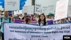 អង្គការ​សង្គម​ស៊ីវិល​ ​ក្រុម​សហជីព និង​សកម្មជន និងប្រជាពលរដ្ឋ​នានា​ ចូលរួម​ប្រារព្ធទិវាសិទ្ធិមនុស្សអន្តរ​ជាតិ១០ធ្នូ ​លើក​ទី៧០, នាទីលាន​ប្រជាធិបតេយ្យ​, នៅរាជធានីភ្នំពេញ​,​ នៅថ្ងៃទី​១០ ខែធ្នូ ឆ្នាំ​២០១៨។ (អូន​ ឆេង​ប៉រ​​​/ VOA)