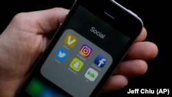 Des icônes d'applications de médias sociaux sur un smartphone. (Photo d'illustration)