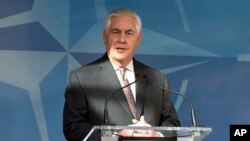 وزیر خارجه آمریکا این حمله را ناشی از عملکرد اسد توأم با «بربریت خشونت بار و بی امان» خواند. 