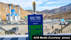 د چمپینز ټرافي دا کپ د سیالیو ګډون کوونکو هېوادونو ته هم استول شوی. افغانستان ته یې هم سفر کړی.