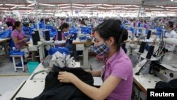 Para pekerja di sebuah pabrik garmen di Hanoi, Vietnam (foto: dok). Industri garmen Vietnam akan diuntungkan oleh penghapusan pajak impor di negara tujuan, termasuk AS.