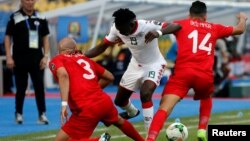 Aymen Abdennour de Tunisie, à gauche, et son coéquipier Mohamed Ben Amor, face au Burkinabè Bertrand Traoré, au centre, lors du match de quarts de finales de la Coupe d’Afrique des Nations entre la Tunisie et le Burkina, Tunisie - Stade de l'Amitié - Libreville, Gabon, 28 janvier 2017.
