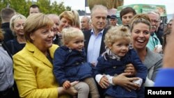 Nemačka kancelarka Angela Merkel u posetu festivalu žetve u Lauterbahu, Nemačka, 23. septembra 2017.