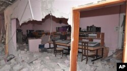 Kantor berita SANA merilis foro stasiun TV pro-pemerintah 'Al-Ikhbaria' yang mengalami kerusakan akibat serbuan kelompok bersenjata dan menewaskan 3 karyawan (27/6).