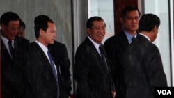 លោក​​នាយក​​រដ្ឋមន្ត្រី​ហ៊ុន​ សែន​​​​នៅ​អាកាស​យានដ្ឋាន​អន្តរជាតិ​​​ភ្នំពេញ​​​ទទួល​​ការ​យាង​​ត្រឡប់​​របស់​​ព្រះ​មហាក្សត្រ​។​​