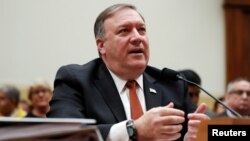 Menlu AS Mike Pompeo memberikan pernyataan di hadapan Komisi Urusan Luar Negeri DPR AS, Rabu (23/5).