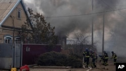 在乌克兰康斯坦丁尼夫卡的居民区，在俄罗斯炮击之后，救援人员开始灭火。(2023年3月10日)