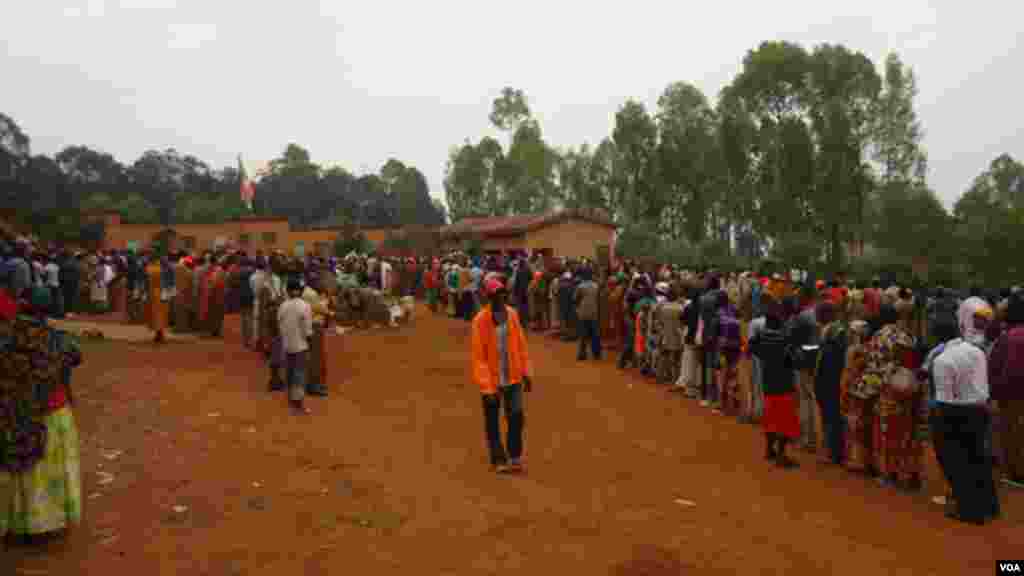 이라크 모술 남부 난민촌 외곽에서 어린이들이 놀고 있다.