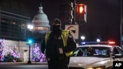6일 새벽 미국 연방의사당 주변을 경찰관들이 지키고 있다.