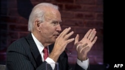 Joe Biden, President-Elect to mokonzi amonani molongi na maponami, awa likita lya nzela ya singa na Wilimngton, Delaware, 19 novembre 2020.