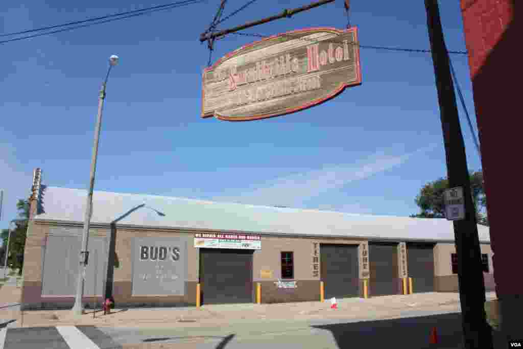 Papan bertuliskan Smallville terlihat di Plano, Illinois. (VOA/K. Farabaugh)