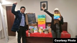 Juara Elyas Tampubolon (kiri) dan Dedeh Thowiyah (kanan) pencetus proyek "Buku Terbang" di AS (dok: Buku Terbang)