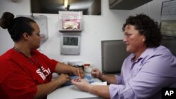 Test HIV satu menit di Abbey, selatan Hollywood (Foto: dok). Panel AS merekomendasikan tes HIV bagi setiap orang yang berusia 15 hingga 65 tahun sebagai bagian dari upaya pencegahan penyakit AIDS.