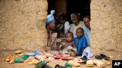 Des réfugiés nigerians dans leur maison au sein du camp Minawao, dans le nord du cameroun, le 18 avril 2016.