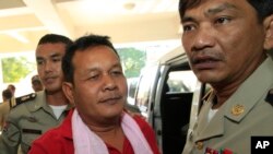 សុត​ វណ្ណនី ជន​សង្ស័យ​ម្នាក់​ក្នុង​ចំណោម​៣​នាក់​ ដែល​បាន​ចូល​ខ្លួន​សារភាព​ជា​អ្នក​ប្រព្រឹត្ត​ការវាយ​ប្រហារ​លើ​អ្នក​តំណាងរាស្រ្ត​ ត្រូវ​បាន​នាំ​ខ្លួន​​ដោយ​ប៉ូលិស​នៅ​តុលាការ​ក្រុង​ភ្នំពេញ កាល​ពី​ថ្ងៃ​ទី​៤​ ខែ​វិច្ឆិកា​ ឆ្នាំ​២០១៥។