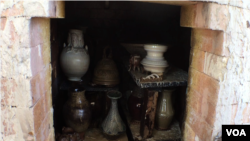 កុលាលភាជន៍​នៅ​ក្នុង​ឡ​របស់​លោក​យ៉ារី។ (ពិន ស៊ីសុវណ្ណ/VOA)