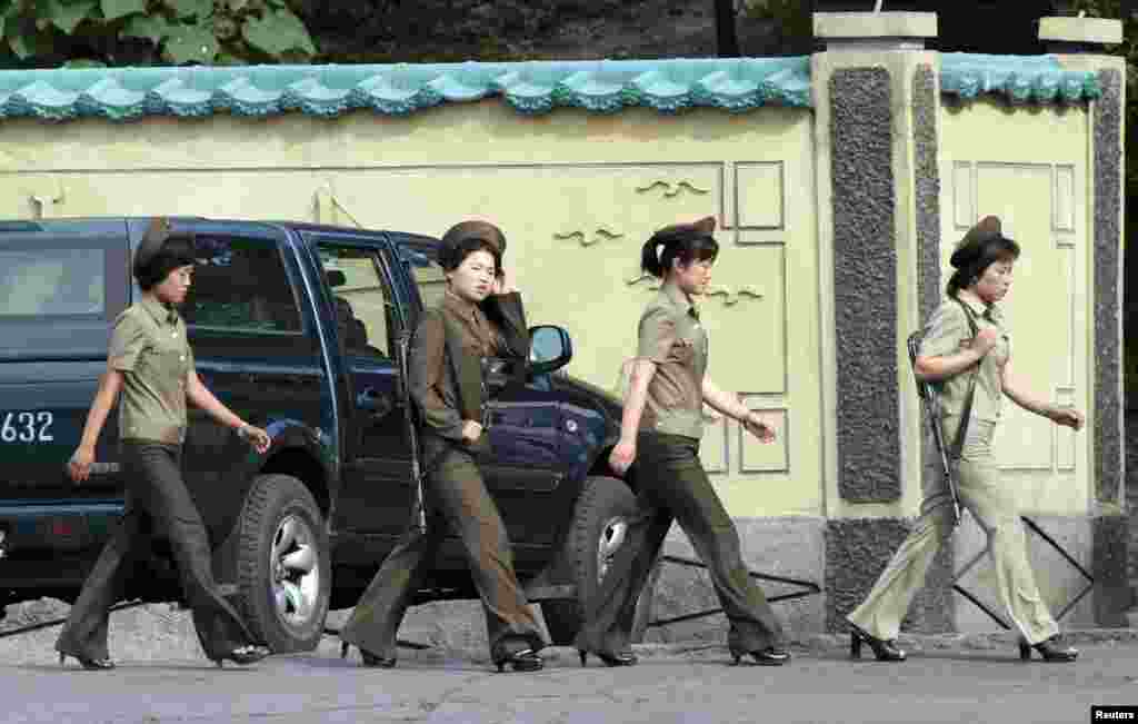 Tentara perempuan Korea Utara berjalan di pinggir sungai Yalu di kota Sinuiju, dekat perbatasan China.