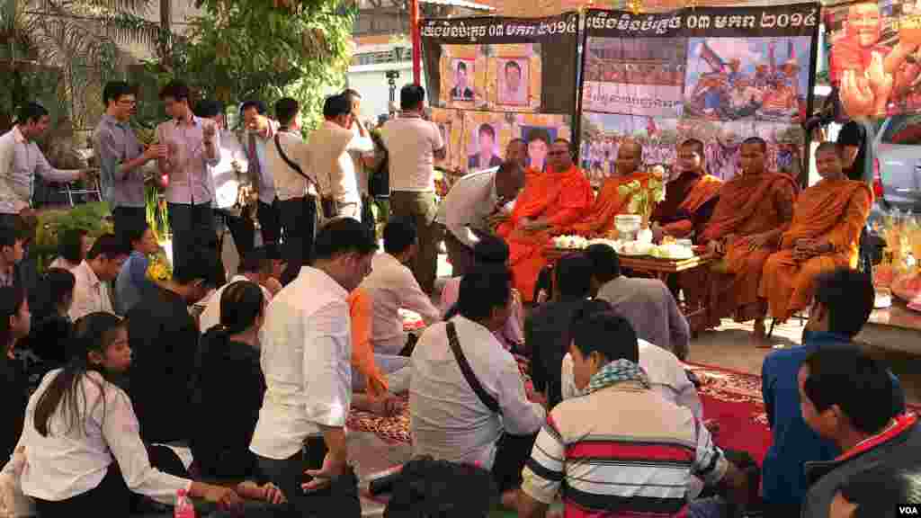 នៅ​ថ្ងៃ​ទី​៣​ ខែ​មករា​ ឆ្នាំ​២០២០ ក្រុម​សកម្មជន​ធ្វើ​​ពិធី​រំឭក​ខួប​លើក​ទី​៦ឆ្នាំ​នៃ​ការ​បង្ក្រាប​ហិង្សា​​លើ​ផ្លូវ​វេងស្រង​ និង​តំបន់​រោងចក្រ​ផ្សេងទៀត​ ក្នុង​ទីក្រុង​ភ្នំពេញ។ (ហ៊ុល រស្មី/VOA)