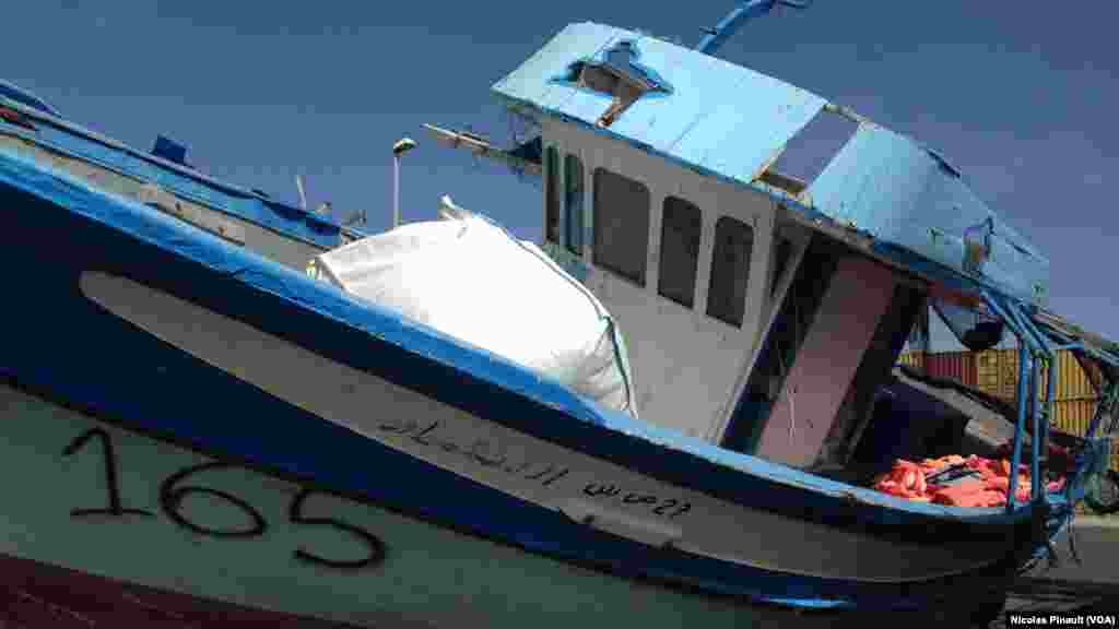 Mémorial en hommage aux victimes qui sont mortes en tentant de rejoindre l&#39;Europe en traversant la Méditerranée sur des embarcations de fortunes, Pozzallo, Sicile, 7 octobre 2015 (Nicolas Pinault/VOA). &nbsp;