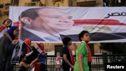 3일 이집트 카이로에서 압델 파타 엘시시 당선자의 지지자들이 대통령 선거 승리를 축하하고 있다.