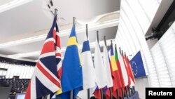 ទង់ជាតិ​អង់គ្លេស និង​ទង់ជាតិ​ផ្សេងៗ​ទៀត​ក្នុង​សហភាព​អឺរ៉ុប​ត្រូវ​បាន​គេ​ដាក់​នៅ​ក្នុង​សភា​អឺរ៉ុប នៅ​ក្នុង​ក្រុង Strasbourg ប្រទេស​បារាំង កាលពី​ថ្ងៃទី១៣ ខែធ្នូ ឆ្នាំ២០១៧។