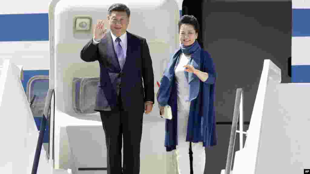 Le président chinois Xi Jinping, et son épouse Peng Liyuan descendent de l&#39;avion après leur atterrissage à Hambourg, Allemagne, le 6 juillet 2017.