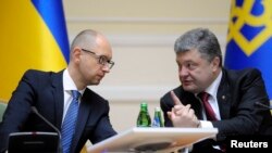 Ukraina Prezidenti Petro Poroshenko (o'ngda) va Bosh vaziri Arseny Yatsenyuk hukumat majlisi paytida, Kiyev, 10-sentabr, 2014-yil