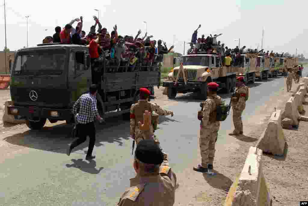 در روزهای ماه قمری محرم، مراسم عزاداری در شهرها و روستاهای ایران برگزار می شود. خبرگزاری فارس گزارش تصویری از &quot;اجرای تعزیه مسلم بن عقیل در روستای حصار خروان&quot; در بیست کیلومتری شهر قزوین دارد. عکس: میثم ملکی، فارس