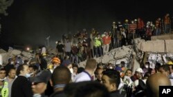 Des secouristes cherchent des survivants dans des décombres, à Mexico, Mexique, le 19 septembre 2017.