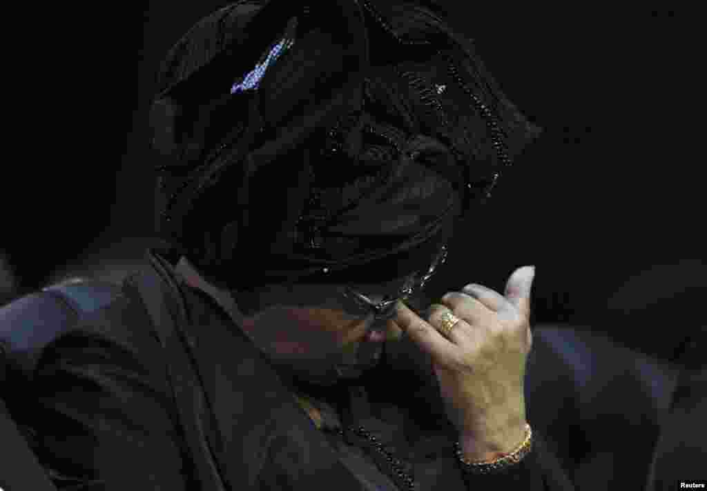 Graca Machel, janda mantan presiden Afrika Selatan Nelson Mandela, menghadiri upacara pemakaman Nelson Mandela di Qunu, Afrika Selatan, 15 Desember 2013.&nbsp;