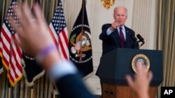 ប្រធានាធិបតី​សហរដ្ឋអាមេរិក​លោក Joe Biden ថ្លែង​សុន្ទរកថា​អំពី​កំហិត​បំណុល​របស់​សហរដ្ឋ​អាមេរិក​នៅ​សេតវិមាន​ក្នុង​រដ្ឋធានី​វ៉ាស៊ីនតោន កាលពី​ថ្ងៃទី៤ ខែតុលា ឆ្នាំ២០២១។