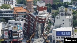 Sebuahh bangunan runtuh akibat gempa, di Hualien, Taiwan, 4 April 2024. REUTERS/Carlos Garcia Rawlins