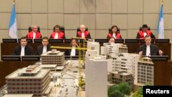 Judges (top row, L-R) Walid Akoum, Janet Nosworthy, David Re, Micheline Braidi and Nicola Lettier preside over the courtroom of the Special Tribunal for Lebanon in The Hague, The Netherlands, Jan. 16, 2014.