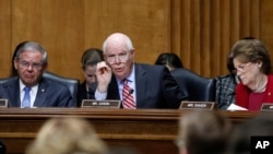 벤 카딘 민주당 상원의원(가운데).