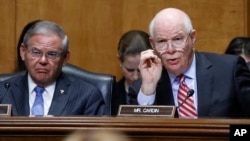 밥 메넨데즈 상원 외교위 민주당 간사와 벤 카딘 민주당 상원의원.
