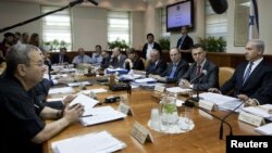 Israel's Prime Minister Benjamin Netanyahu (R) sits across from Defence Minister Ehud Barak (L) during the weekly cabinet meeting in Jerusalem, October 14, 2012.