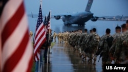 Pasukan terjun payung AS menyiapkan peralatannya di Fort Bragg, N.C pada 4 Januari 2020. Pentagon ini mengatakan penyebaran mereka merupakan respons terhadap meningkatnya ancaman terhadap personel dan fasilitas AS. (Foto: Courtesy/Angkatan Darat AS)