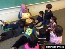 Wita Salim saat mengajar di kelas bahasa yang diselenggarakan oleh organisasi Rumah Indonesia (dok: Rumah Indonesia)