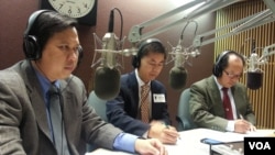 អ្នក​វិភាគ​ឯករាជ្យ​ខ្មែរ​អាមេរិកាំង​ពីរ​រូប គឺ​លោក យ័ប គឹម ទឹង (កណ្តាល) និង​ លោក គុជ ចាន់លី (ស្តាំ) ចូល​រួម​ពិភាក្សា​នៅ​ក្នុង​កម្មវិធី​ហេឡូ​វីអូអេ កាល​ពី​រាត្រី​ថ្ងៃ​ព្រហស្បតិ៍​​នៅ​ក្នុង​ស្ទូឌីយោ​វីអូអេ​ក្នុង​រដ្ឋធានី​វ៉ាស៊ីនតោន។ (អ៊ឹម សុធារិទ្ធ ០៨ វិច្ឆិកា ២០១២)