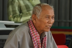 លោក ជុំ ម៉ី ជនរងគ្រោះ​នៅ​គុក​ទួលស្លែង អង្គុយ​នៅ​កន្លែង​លក់​សៀវភៅ​របស់​លោក​នៅ​សារមន្ទីរ​ទួលស្លែង នៅ​ថ្ងៃទី​១៦ ខែមករា ឆ្នាំ២០២០។ (ហ៊ុល រស្មី/VOA)