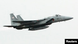 일본 항공자위대 소속 F-15 전투기가 하야쿠리 공항에서 이륙하고 있다. (자료사진)